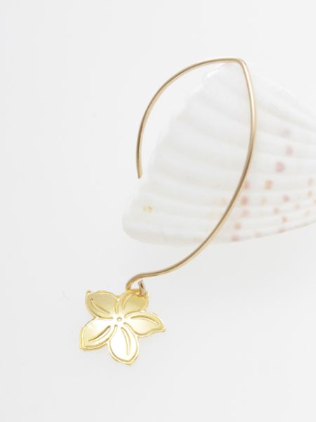 ゴールドフィルドピアス プルメリアの花