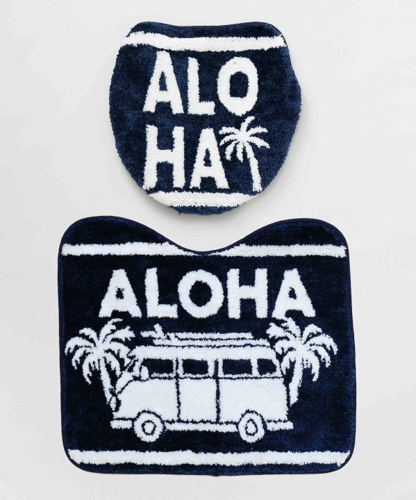 サーフボードを積んだワーゲンバスとALOHAロゴが描かれたトイレマットとフタカバーのセット。落ち着いたカラーのハワイアンデザイン