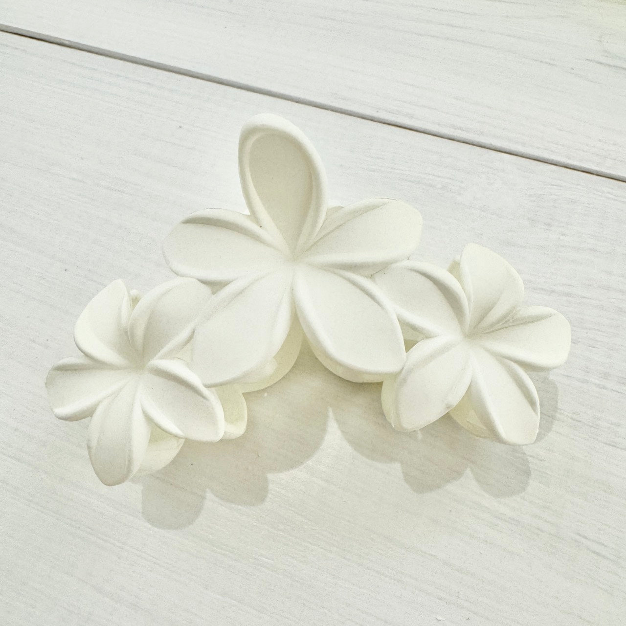 ハワイアンアクセサリー 白 プルメリアの花びらデザイン 大きめサイズ