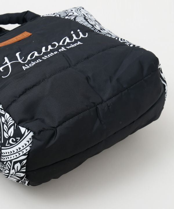 「Hawaiiロゴ入りブラック中綿トートバッグ。モノトーンハワイアン柄」