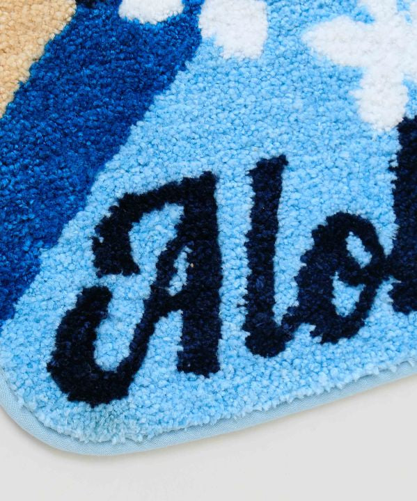 ホヌと虹が描かれたハワイアンデザインのトイレマットとフタカバーセット。立体的な刺しゅうが特徴の南国インテリア。