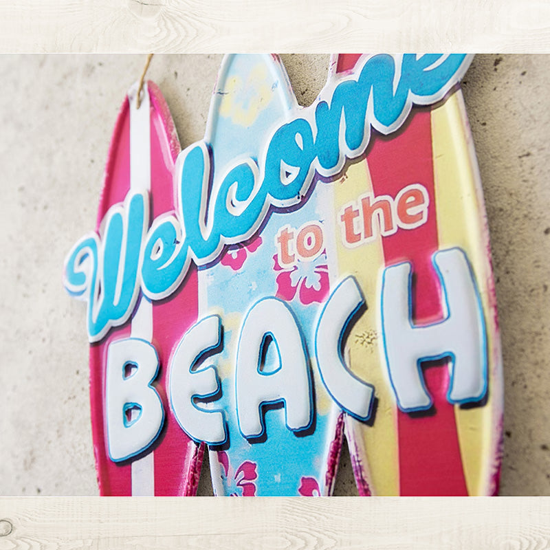 ハワイアンデザインのWelcome to the Beachサーフボードウォールサインを飾ったビーチスタイルのリビング