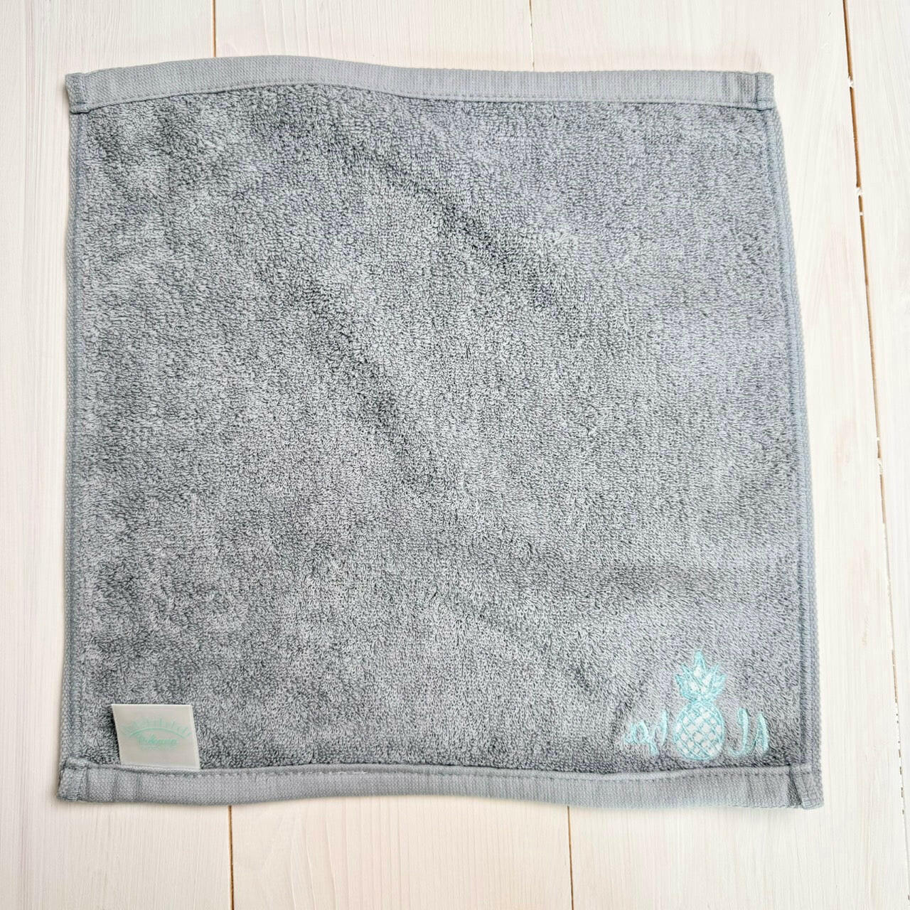ALOHA PINEAPPLE HAND TOWEL GRAY.