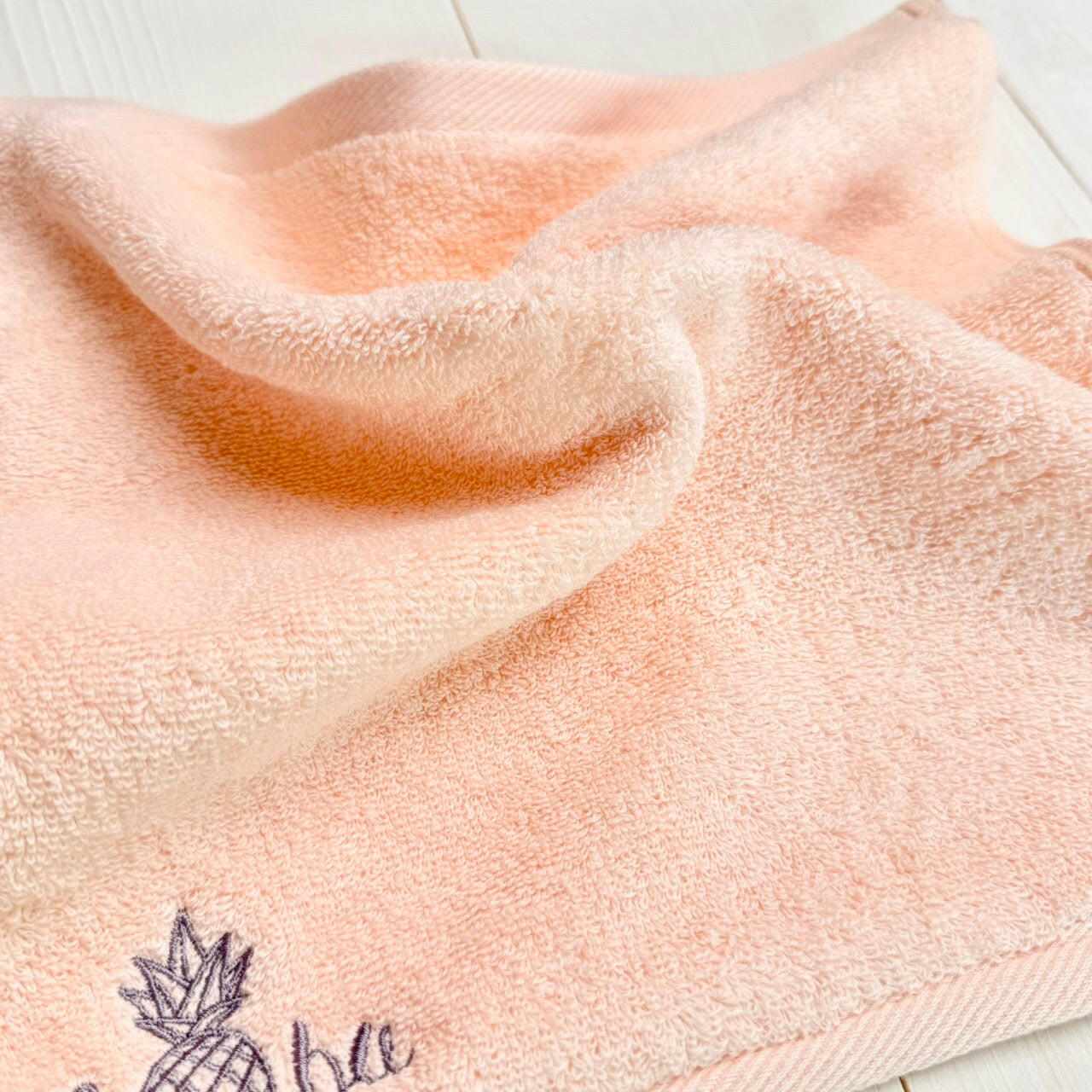 ALOHA PINEAPPLE HAND TOWEL PINK.