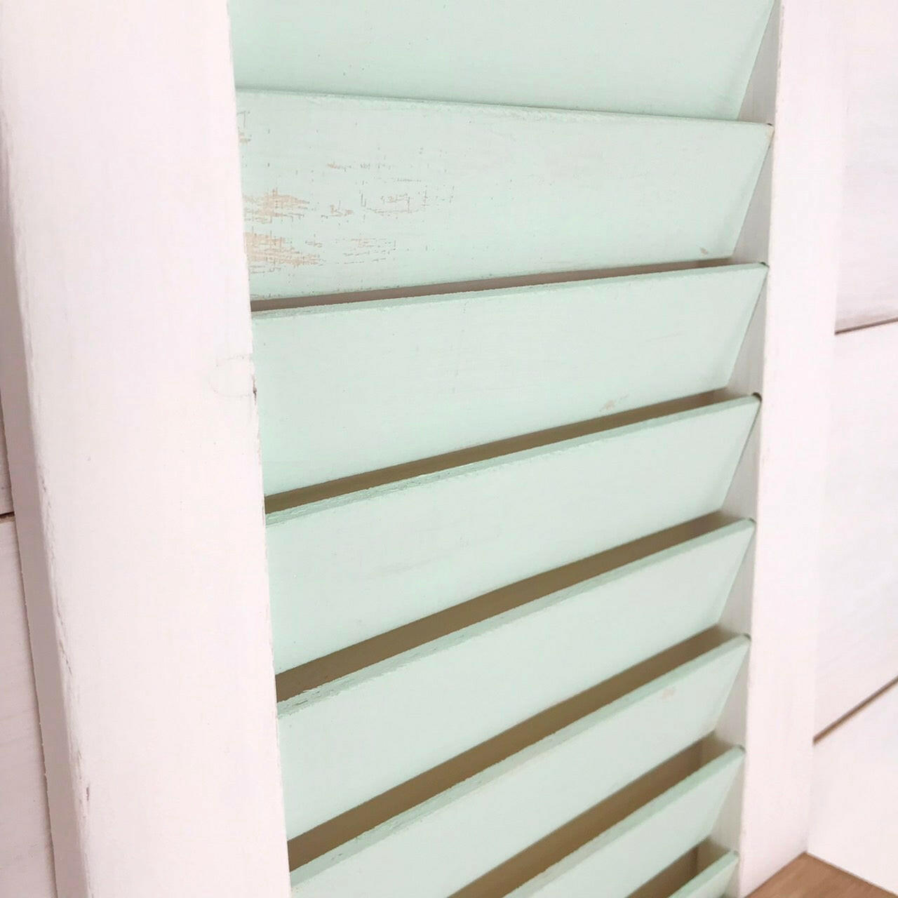 LOUVER LATTICE display shelf
