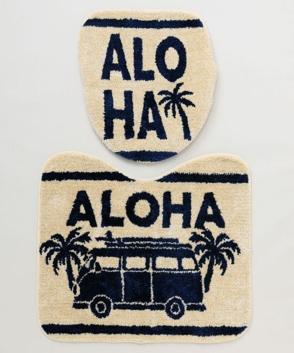 サーフボードを積んだワーゲンバスとALOHAロゴが描かれたトイレマットとフタカバーのセット。落ち着いたカラーのハワイアンデザイン。