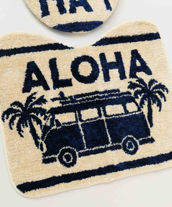 サーフボードを積んだワーゲンバスとALOHAロゴが描かれたトイレマットとフタカバーのセット。落ち着いたカラーのハワイアンデザイン。