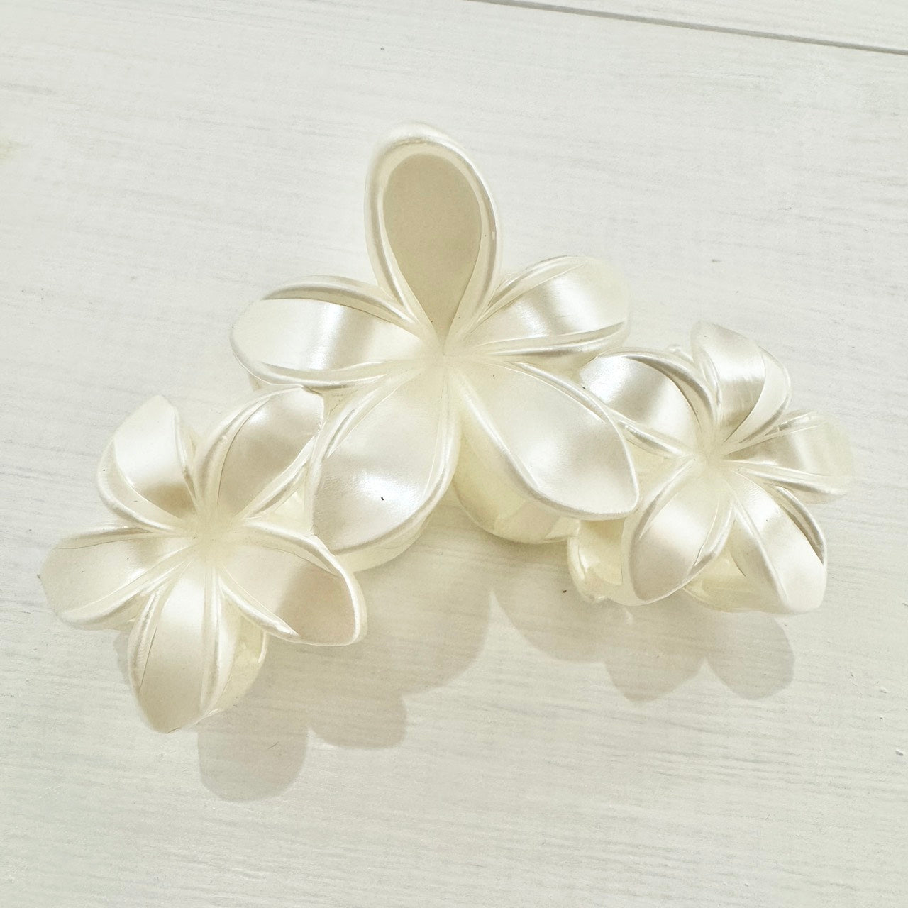 TRIPLE PLUMERIA BARRETTE　PEARL WHITE