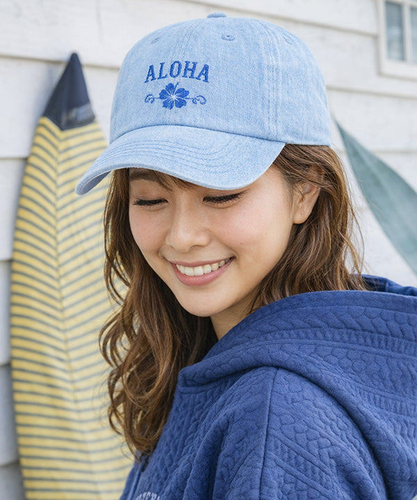デニム素材のハワイアンキャップ。ALOHAロゴとハイビスカス、の刺しゅう入りで、サイズ調整可能なカジュアル帽