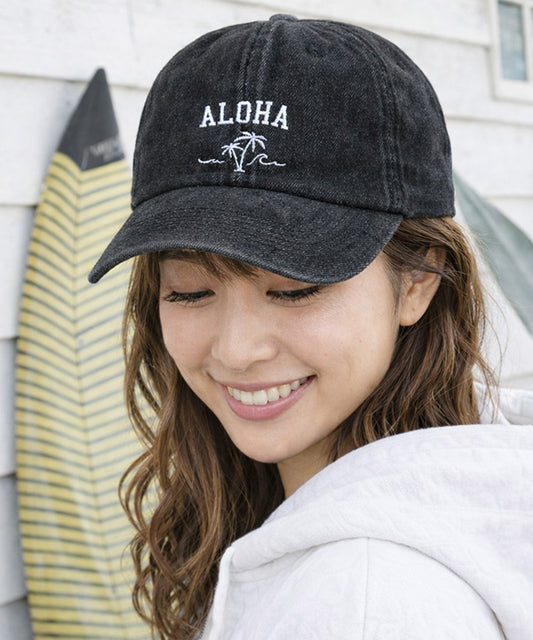 デニム素材のハワイアンキャップ。ALOHAロゴとハイビスカス、の刺しゅう入りで、サイズ調整可能なカジュアル帽