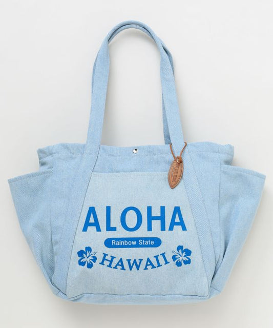 ALOHA HAWAII ロゴ入りデニムトートバッグを肩掛けしたコーディネート