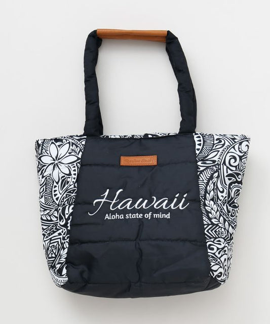 「Hawaiiロゴ入りブラック中綿トートバッグ。モノトーンハワイアン柄」