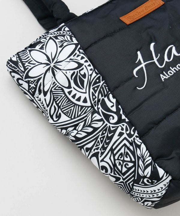 「Hawaiiロゴ入りブラック中綿トートバッグ。モノトーンハワイアン柄」