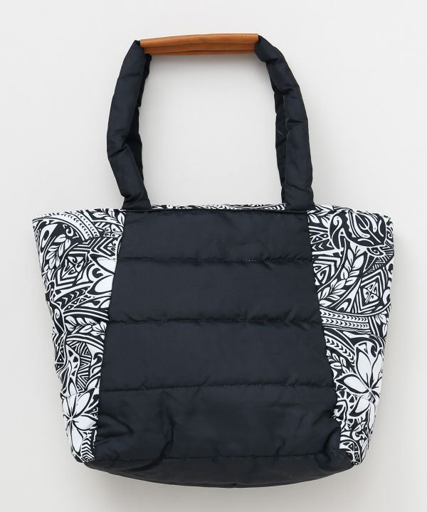 「Hawaiiロゴ入りブラック中綿トートバッグ。モノトーンハワイアン柄」