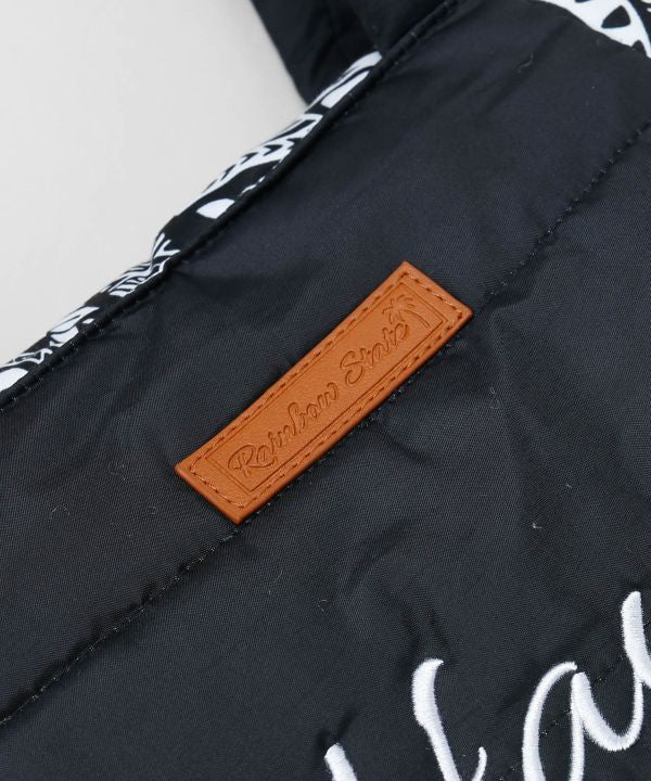 「Hawaiiロゴ入りブラック中綿トートバッグ。モノトーンハワイアン柄」