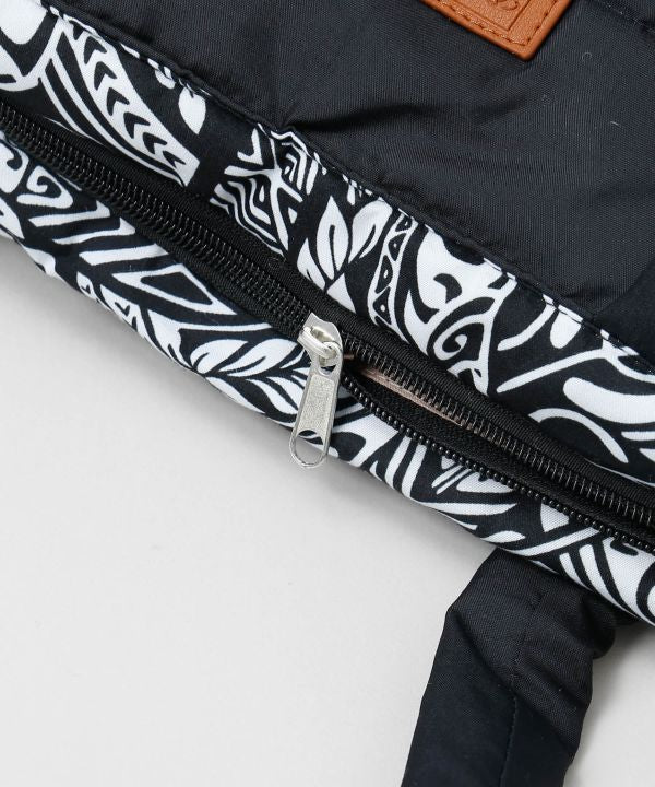 「Hawaiiロゴ入りブラック中綿トートバッグ。モノトーンハワイアン柄」