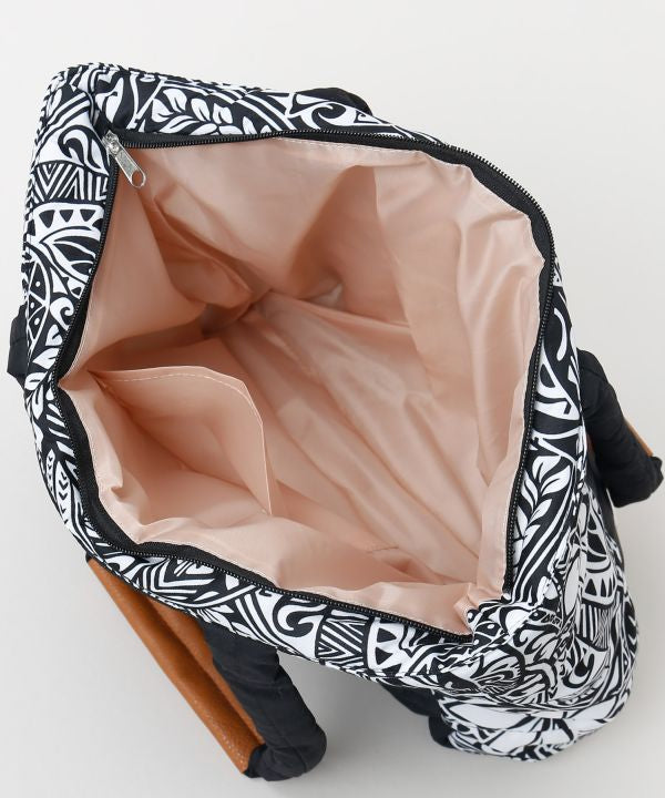 「Hawaiiロゴ入りブラック中綿トートバッグ。モノトーンハワイアン柄」