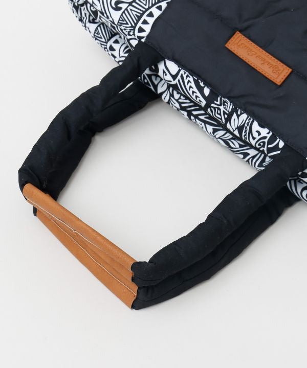 「Hawaiiロゴ入りブラック中綿トートバッグ。モノトーンハワイアン柄」