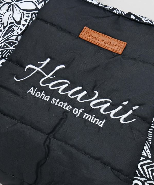 「Hawaiiロゴ入りブラック中綿トートバッグ。モノトーンハワイアン柄」