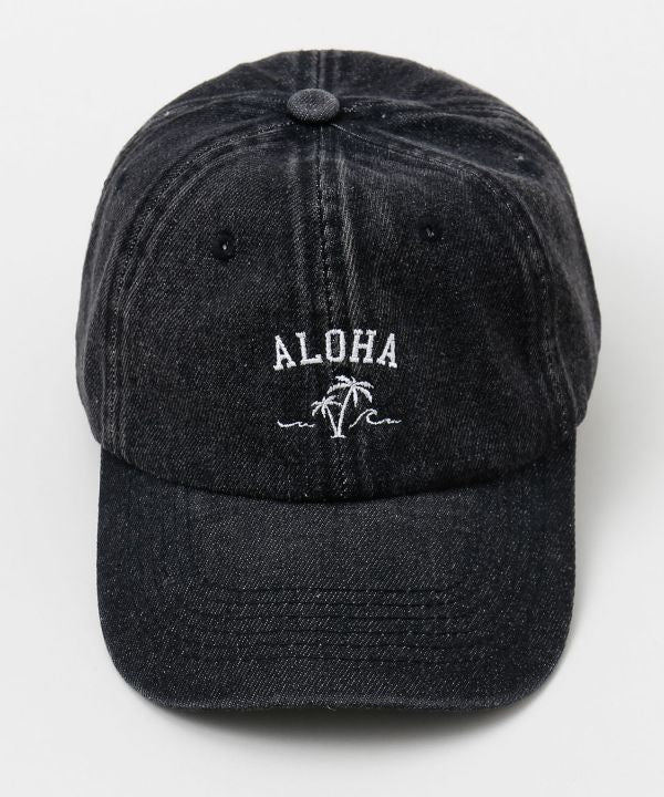 デニム素材のハワイアンキャップ。ALOHAロゴとパームツリーの刺しゅう入りで、サイズ調整可能なカジュアル帽子。