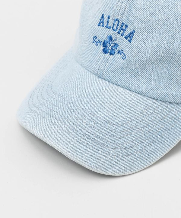 デニム素材のハワイアンキャップ。ALOHAロゴとハイビスカス、の刺しゅう入りで、サイズ調整可能なカジュアル帽