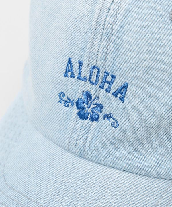 デニム素材のハワイアンキャップ。ALOHAロゴとハイビスカス、の刺しゅう入りで、サイズ調整可能なカジュアル帽