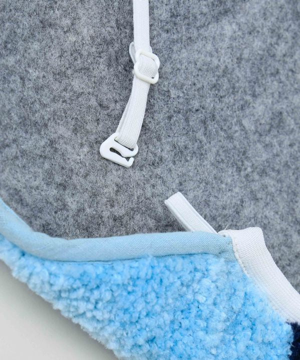 ホヌと虹が描かれたハワイアンデザインのトイレマットとフタカバーセット。立体的な刺しゅうが特徴の南国インテリア。