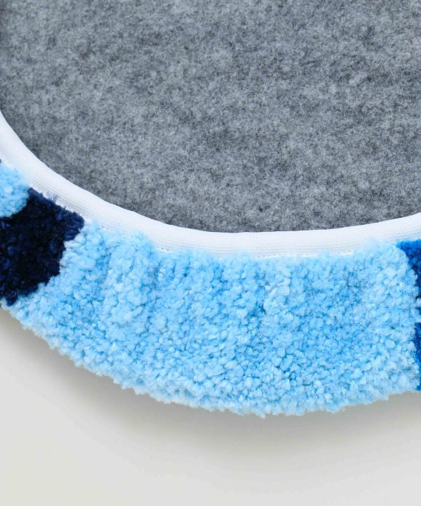 ホヌと虹が描かれたハワイアンデザインのトイレマットとフタカバーセット。立体的な刺しゅうが特徴の南国インテリア。