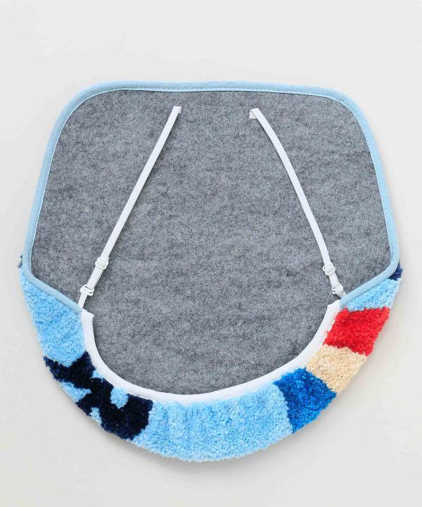 ホヌと虹が描かれたハワイアンデザインのトイレマットとフタカバーセット。立体的な刺しゅうが特徴の南国インテリア。