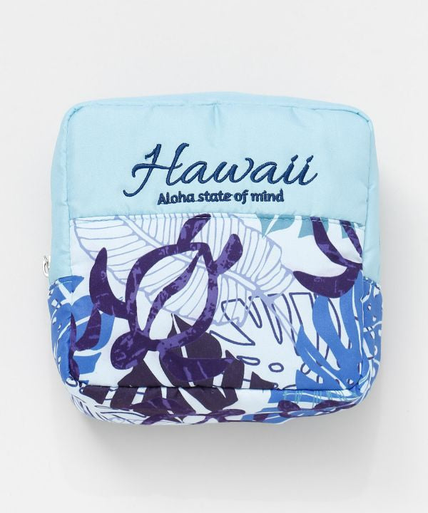 中綿入りでクッション性のあるハワイアンポーチ。大きめサイズでコスメや小物の収納に便利な軽量デザイン。ALOHAロゴ入り。