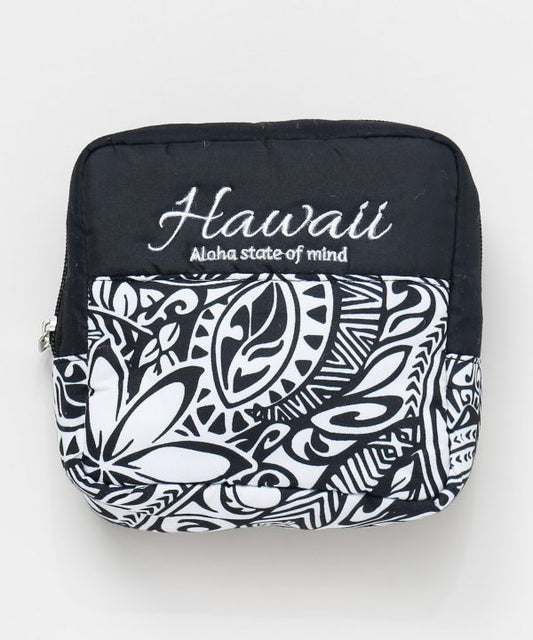 中綿入りでクッション性のあるハワイアンポーチ。大きめサイズでコスメや小物の収納に便利な軽量デザイン。ALOHAロゴ入り。
