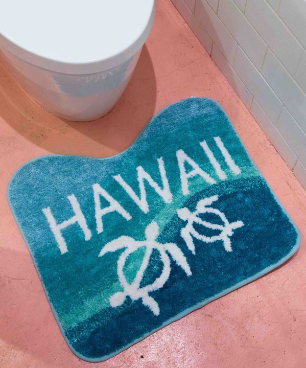 HAWAIIロゴとホヌ柄のブルーグラデーショントイレマット（波デザイン）