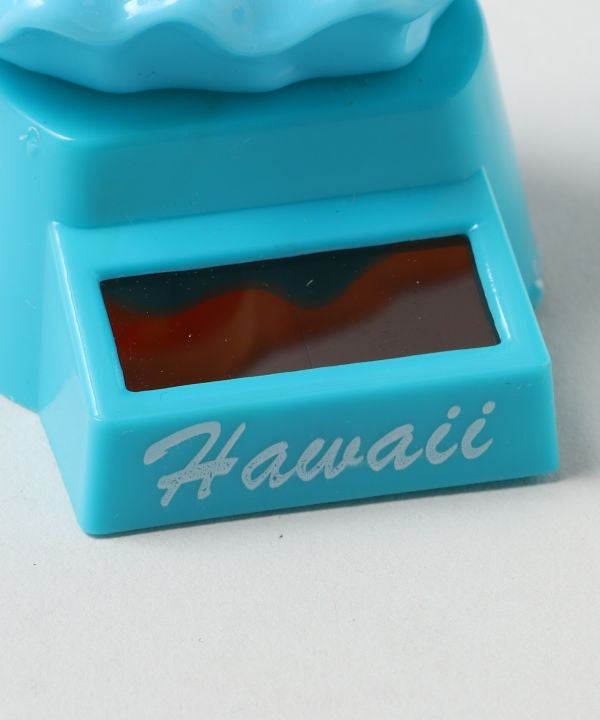 サーフボードに乗ったサーファーが光でゆらゆら動くハワイアンソーラードール