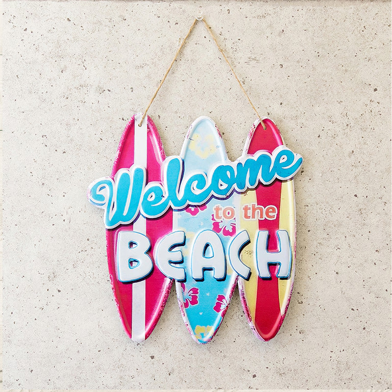 ハワイアンデザインのWelcome to the Beachサーフボードウォールサインを飾ったビーチスタイルのリビング