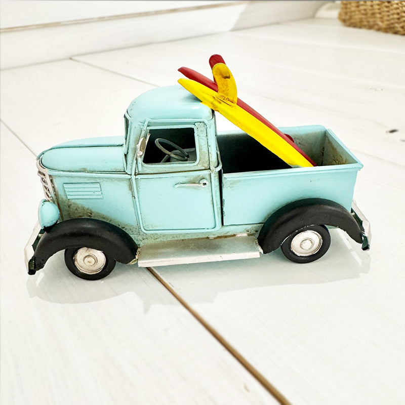 サーフボードを積んだトラック